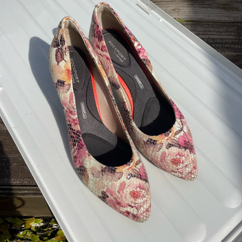 Rockport heel, comfortable pointed toe heel. Never worn great condition!